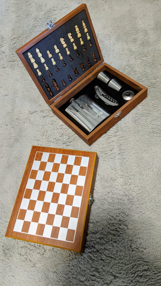 luxusní dárková sada - dřevěná krabička se šachovnicí a placatkou  